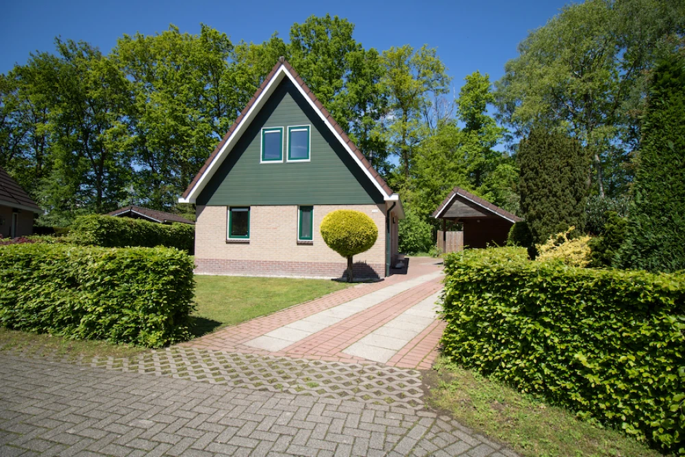 Tuin van Simmelink – terras met zitplekken in een ruime bostuin, midden in de bosrijke natuur.