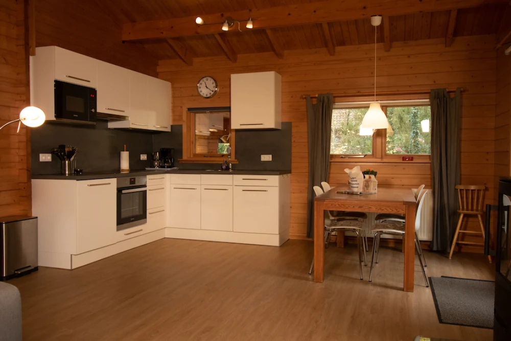Keuken van Het Houten huis – compleet ingerichte keuken voor 4 personen, midden in de bosrijke natuur.