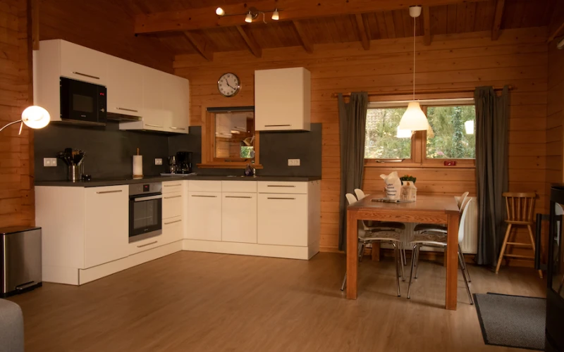Keuken van Het Houten huis – compleet ingerichte keuken voor 4 personen, midden in de bosrijke natuur.