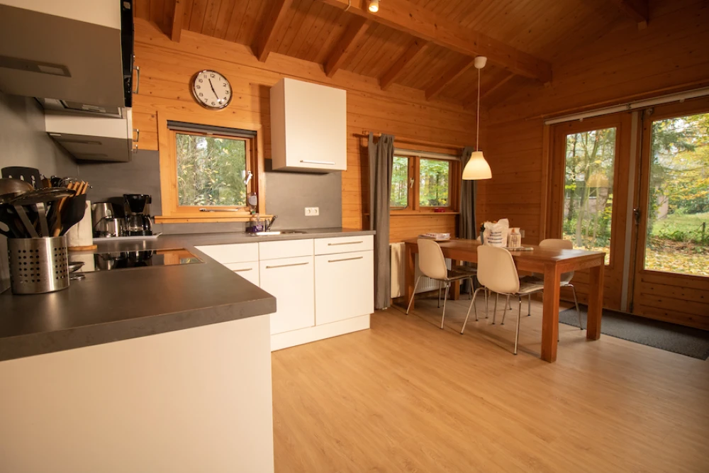 Keuken van Het Houten huis – compleet ingerichte keuken voor 4 personen, midden in de bosrijke natuur.