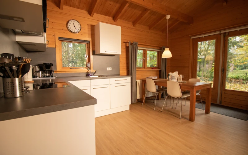 Keuken van Het Houten huis – compleet ingerichte keuken voor 4 personen, midden in de bosrijke natuur.