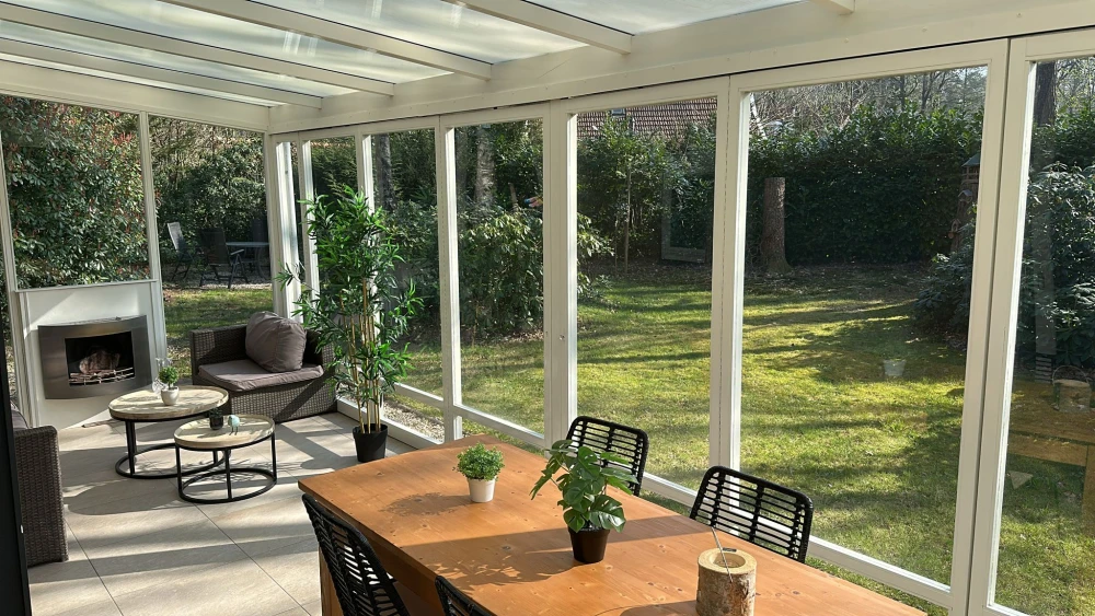Woonkamer van Libelle – sfeervolle zithoek met huisdieren welkom!, omheinde tuin, prachtige ligging, privacy, sauna, tuinkamer, twee badkamers, met uitzicht op het groen. Huisdieren welkom.