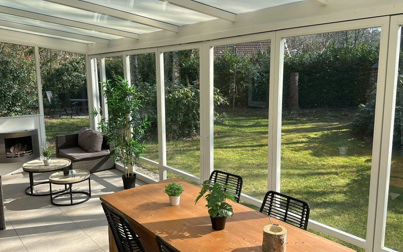 Woonkamer van Libelle – sfeervolle zithoek met huisdieren welkom!, omheinde tuin, prachtige ligging, privacy, sauna, tuinkamer, twee badkamers, met uitzicht op het groen. Huisdieren welkom.