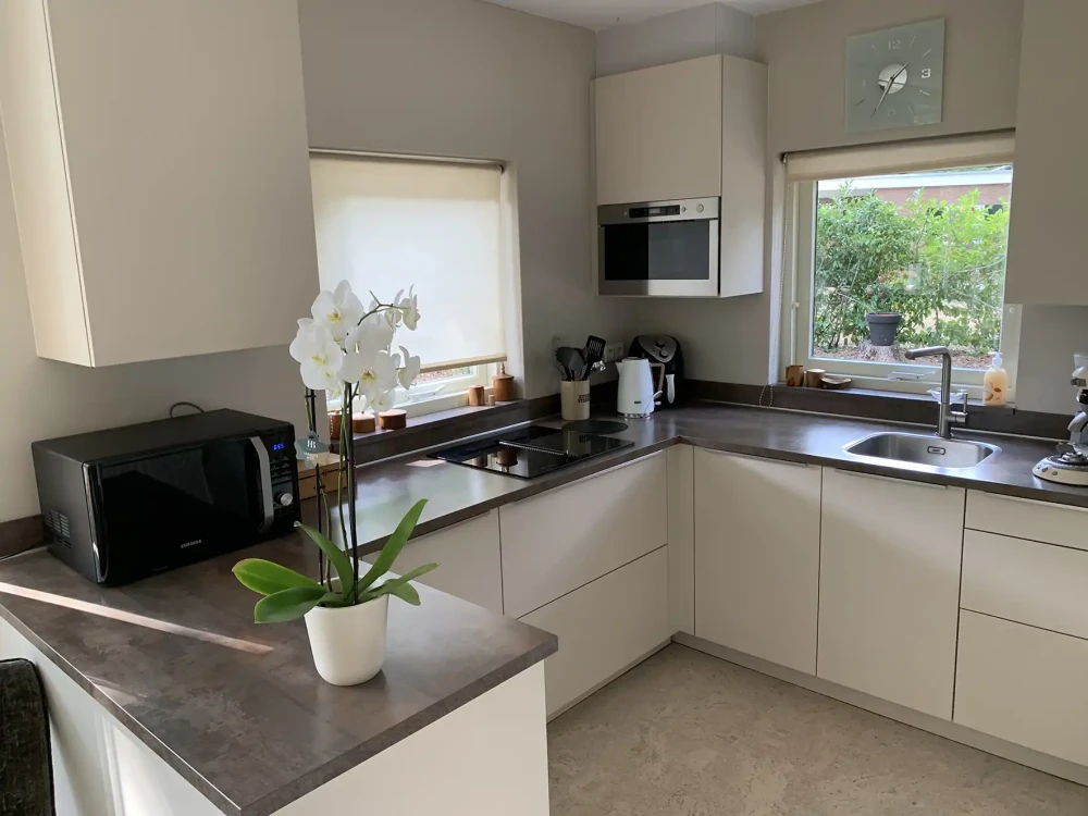 Keuken van Libelle – compleet ingerichte keuken voor 6 personen, midden in de bosrijke natuur.