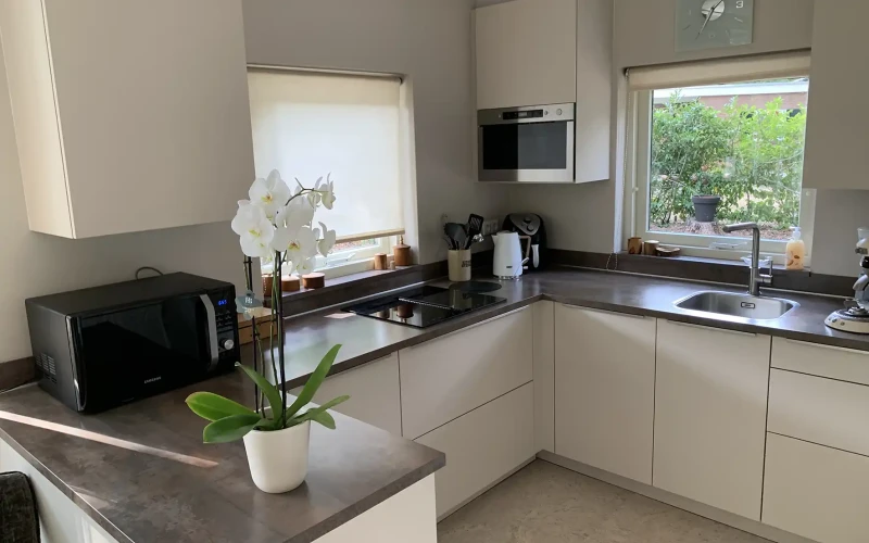 Keuken van Libelle – compleet ingerichte keuken voor 6 personen, midden in de bosrijke natuur.