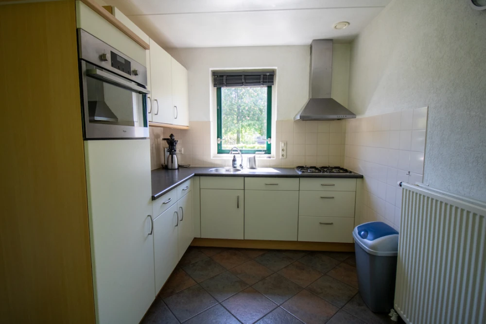 Keuken van Simmelink – compleet ingerichte keuken voor 6 personen, midden in de bosrijke natuur.