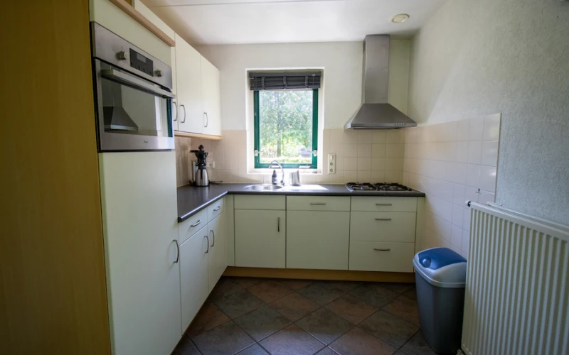 Keuken van Simmelink – compleet ingerichte keuken voor 6 personen, midden in de bosrijke natuur.