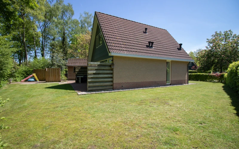 Tuin van Simmelink – terras met zitplekken in een ruime bostuin, midden in de bosrijke natuur.