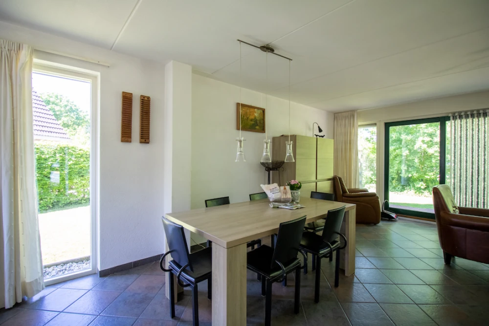 Woonkamer van Simmelink – sfeervolle zithoek met huisdieren welkom!, met uitzicht op het groen. Huisdieren welkom.
