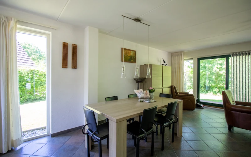Woonkamer van Simmelink – sfeervolle zithoek met huisdieren welkom!, met uitzicht op het groen. Huisdieren welkom.