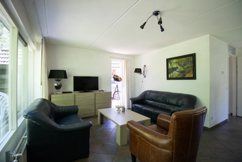Woonkamer van Simmelink – sfeervolle zithoek met huisdieren welkom!, met uitzicht op het groen. Huisdieren welkom.