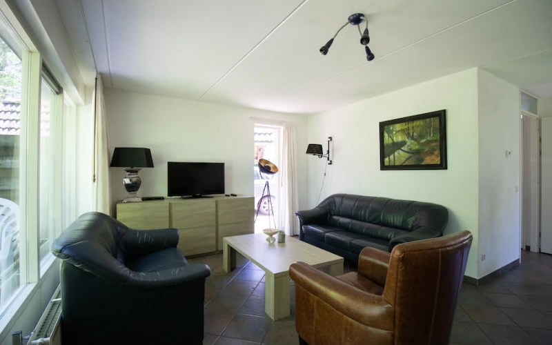 Woonkamer van Simmelink – sfeervolle zithoek met huisdieren welkom!, met uitzicht op het groen. Huisdieren welkom.