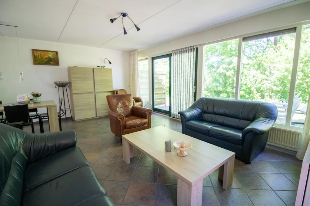 Woonkamer van Simmelink – sfeervolle zithoek met huisdieren welkom!, met uitzicht op het groen. Huisdieren welkom.