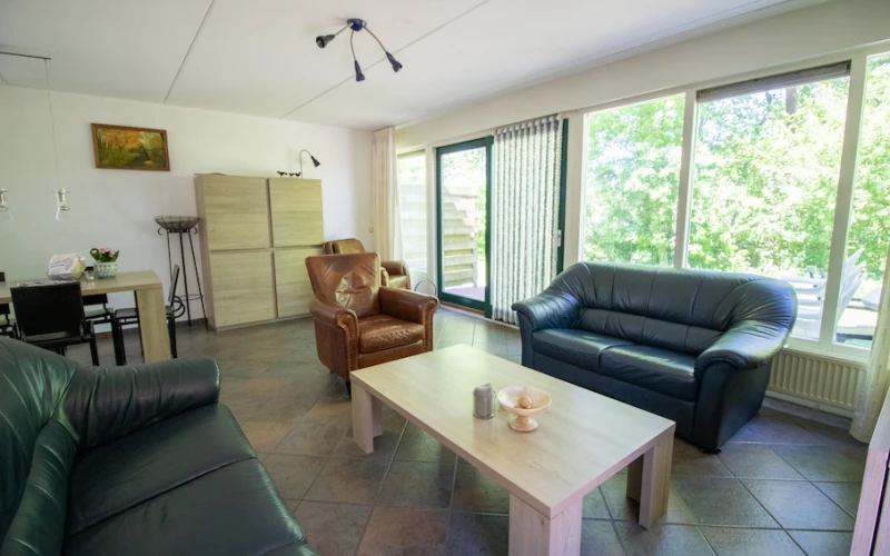Woonkamer van Simmelink – sfeervolle zithoek met huisdieren welkom!, met uitzicht op het groen. Huisdieren welkom.