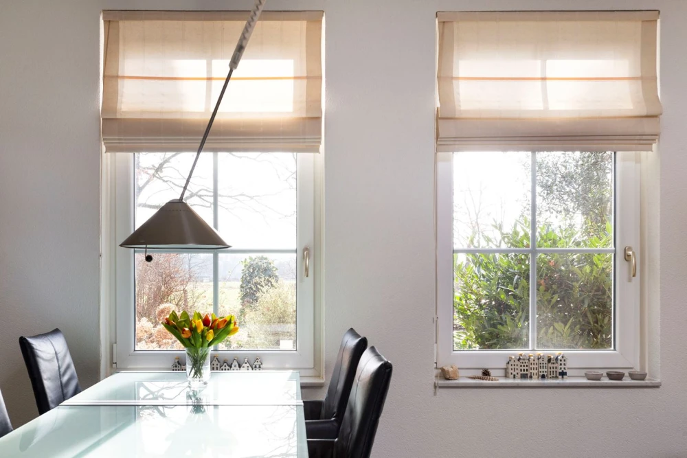 Woonkamer van Aurora – sfeervolle zithoek met houtkachel, prachtige ligging, privacy, met uitzicht op het groen.