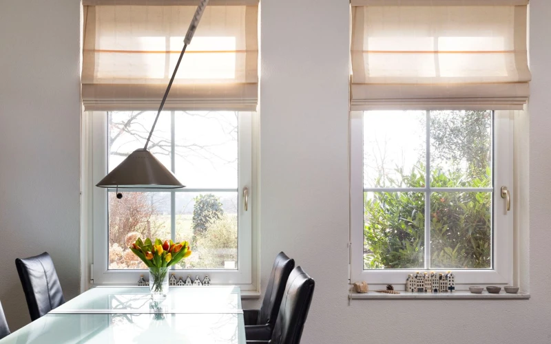 Woonkamer van Aurora – sfeervolle zithoek met houtkachel, prachtige ligging, privacy, met uitzicht op het groen.