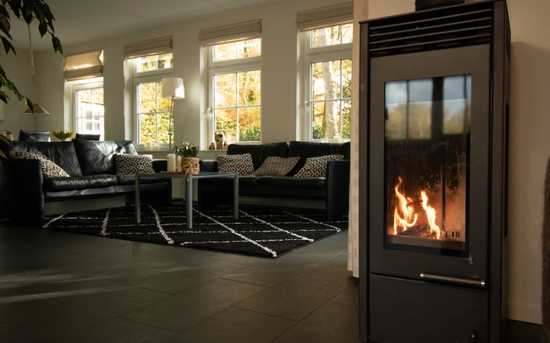 Woonkamer van Aurora – sfeervolle zithoek met houtkachel, prachtige ligging, privacy, met uitzicht op het groen.