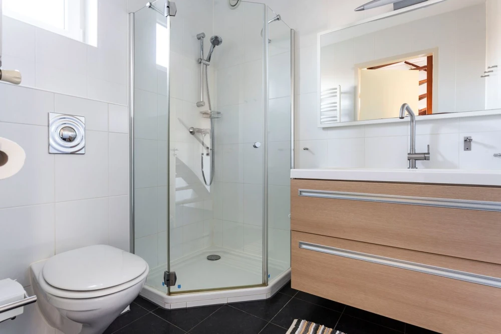 Badkamer in Aurora – houtkachel, prachtige ligging, privacy, perfect voor een ontspannen verblijf in de Achterhoek.