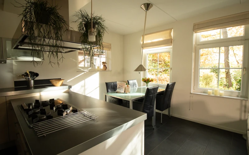 Woonkamer van Aurora – sfeervolle zithoek met houtkachel, prachtige ligging, privacy, met uitzicht op het groen.