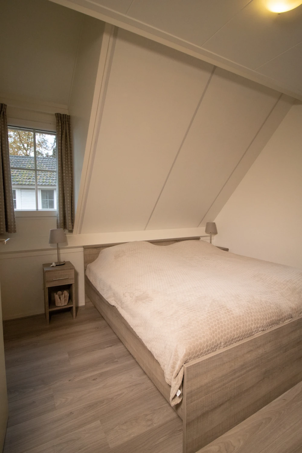 Slaapkamer in Aurora – comfortabele inrichting voor 5 personen, ideaal voor een verblijf in de Achterhoek.