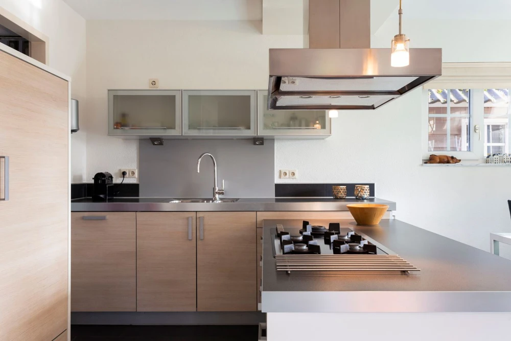 Keuken van Aurora – compleet ingerichte keuken voor 5 personen, midden in de bosrijke natuur.