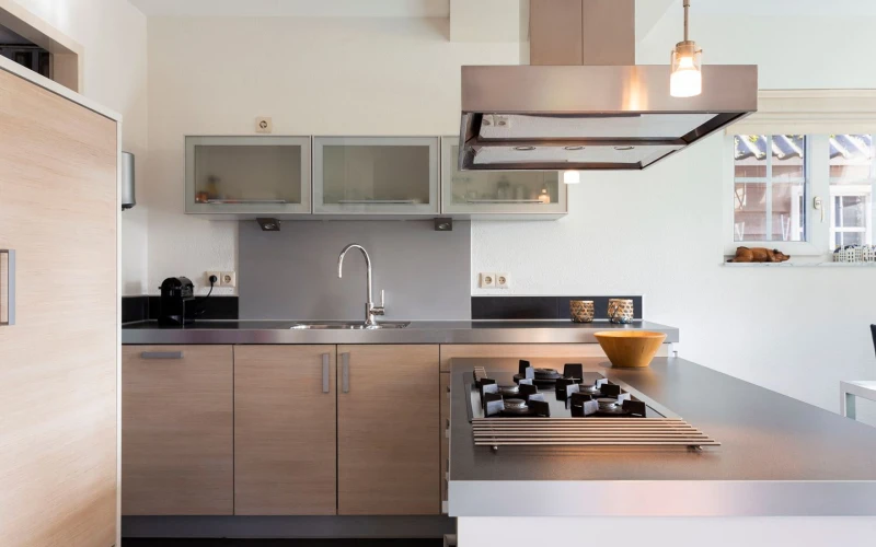 Keuken van Aurora – compleet ingerichte keuken voor 5 personen, midden in de bosrijke natuur.