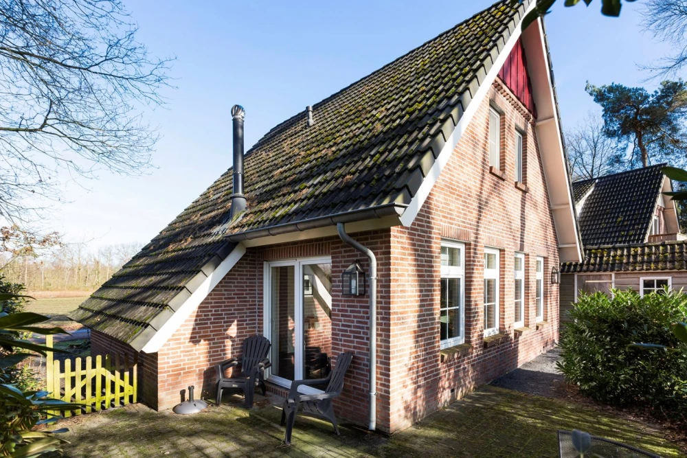 Tuin van Aurora – terras met zitplekken in een ruime bostuin, midden in de bosrijke natuur.