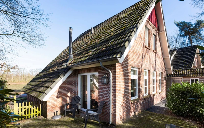 Tuin van Aurora – terras met zitplekken in een ruime bostuin, midden in de bosrijke natuur.