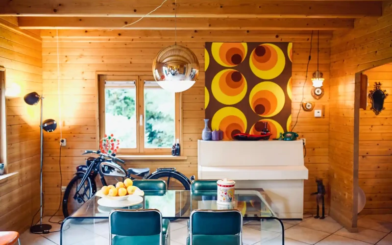 Woonkamer van Bosschhuis – sfeervolle en lichte zithoek met uitzicht op het bos, midden in de natuur van vakantiepark Achterhoek Bungalow.