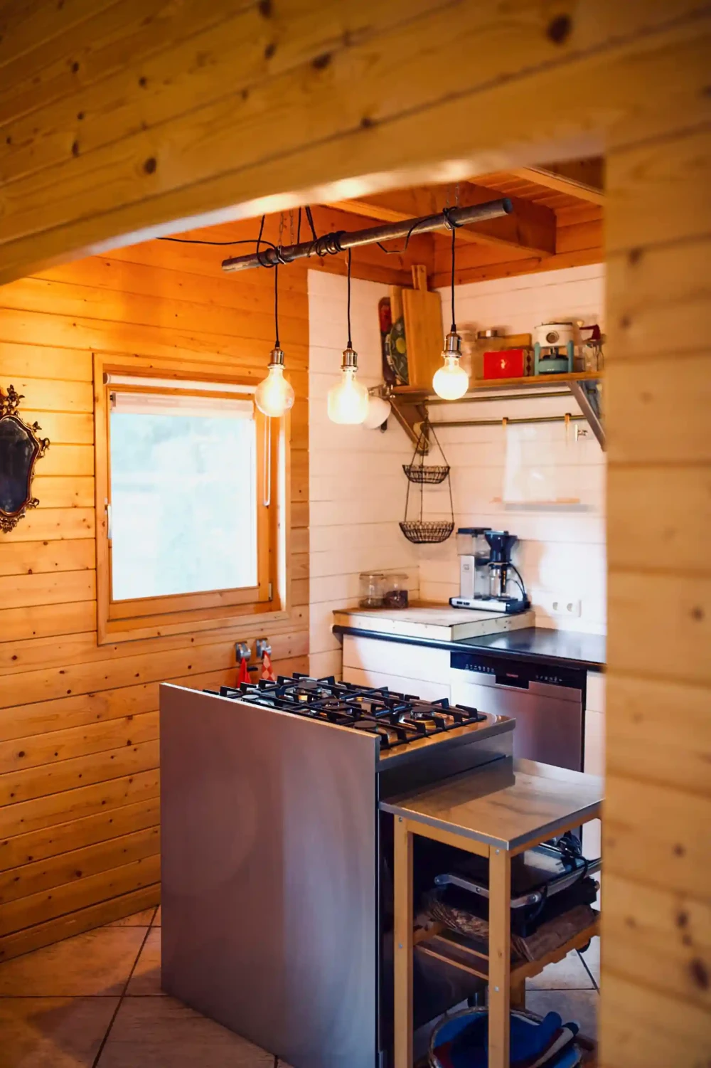 Keuken van Bosschhuis – compleet ingerichte keuken met eettafel, ideaal voor een huiselijk verblijf midden in de Achterhoek.
