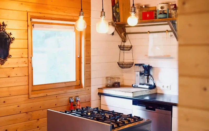 Keuken van Bosschhuis – compleet ingerichte keuken met eettafel, ideaal voor een huiselijk verblijf midden in de Achterhoek.