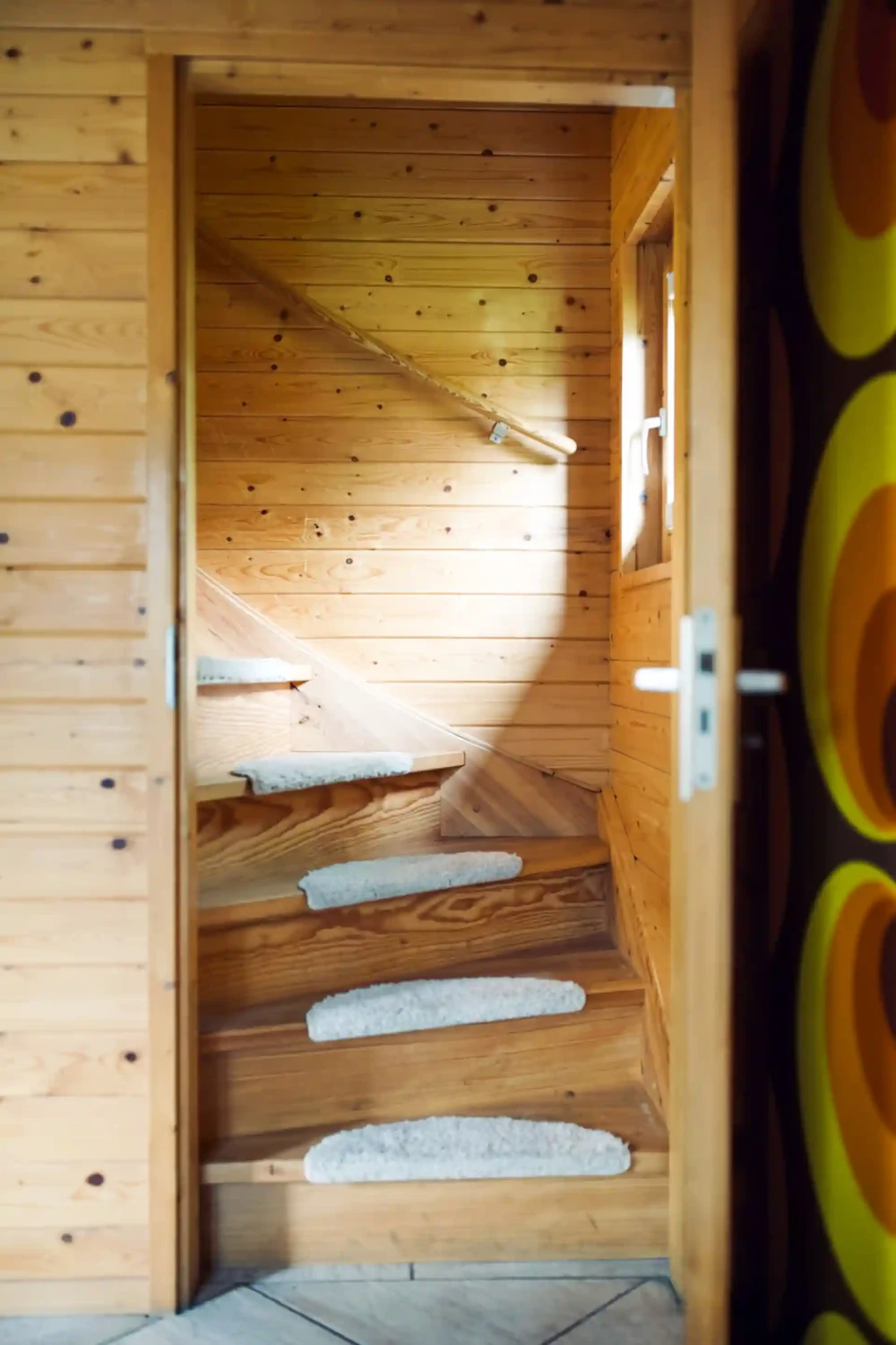 Woonkamer van Bosschhuis – sfeervolle en lichte zithoek met uitzicht op het bos, midden in de natuur van vakantiepark Achterhoek Bungalow.