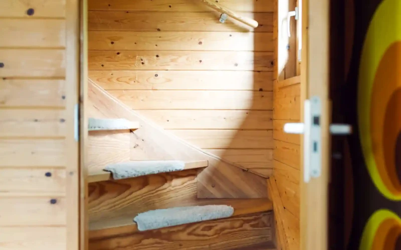 Woonkamer van Bosschhuis – sfeervolle en lichte zithoek met uitzicht op het bos, midden in de natuur van vakantiepark Achterhoek Bungalow.