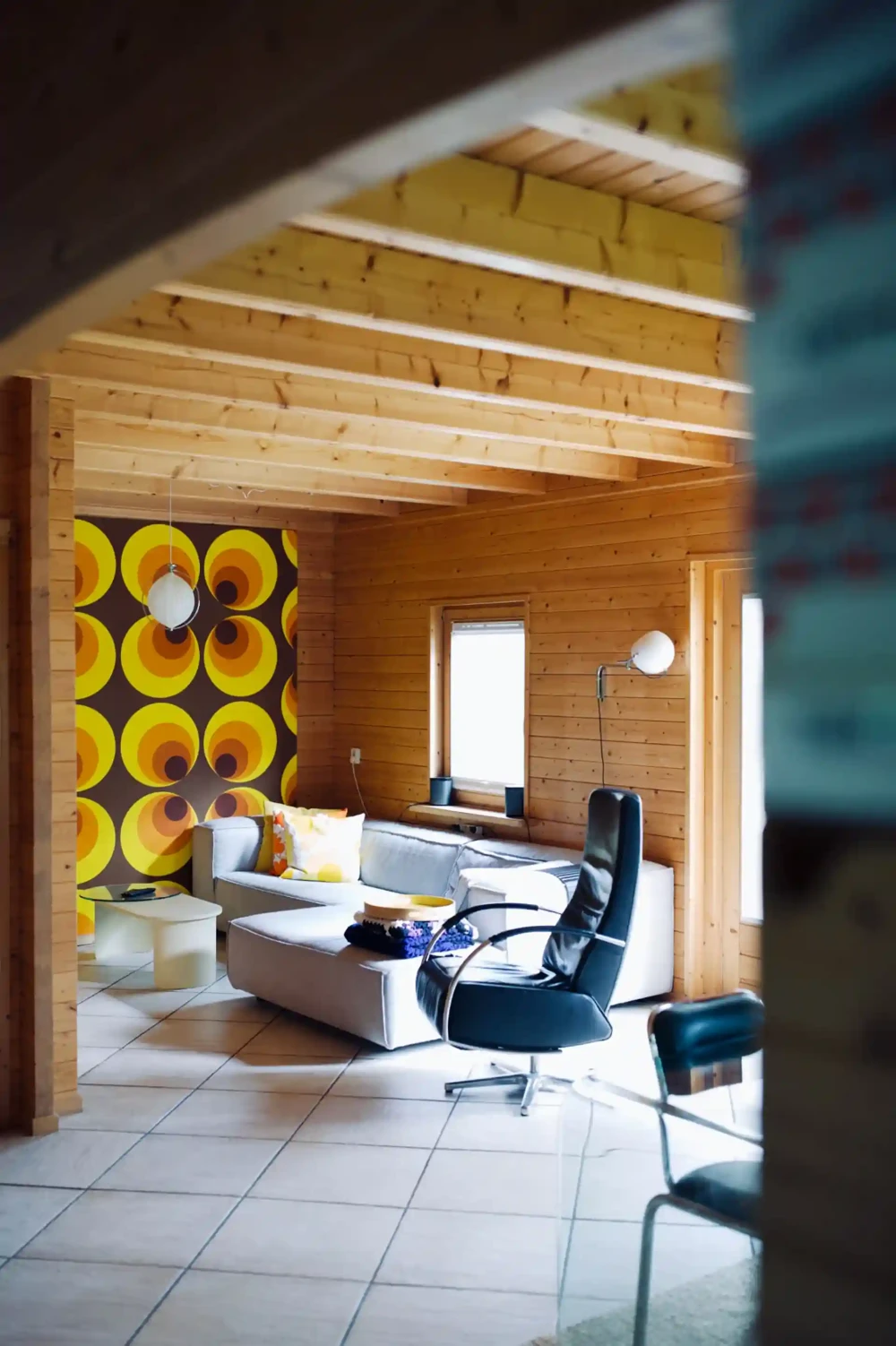 Woonkamer van Bosschhuis – sfeervolle en lichte zithoek met uitzicht op het bos, midden in de natuur van vakantiepark Achterhoek Bungalow.