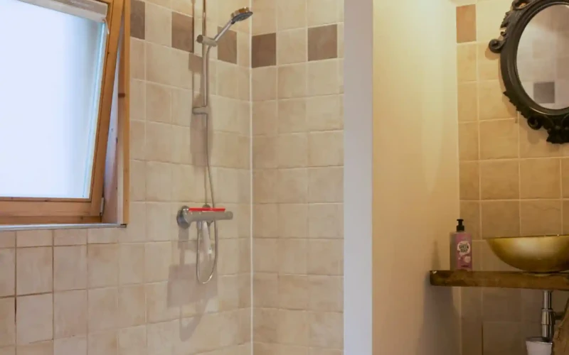 Badkamer van Bosschhuis – praktisch en fris, met alles wat u nodig heeft voor een comfortabel verblijf op ons rustige vakantiepark.