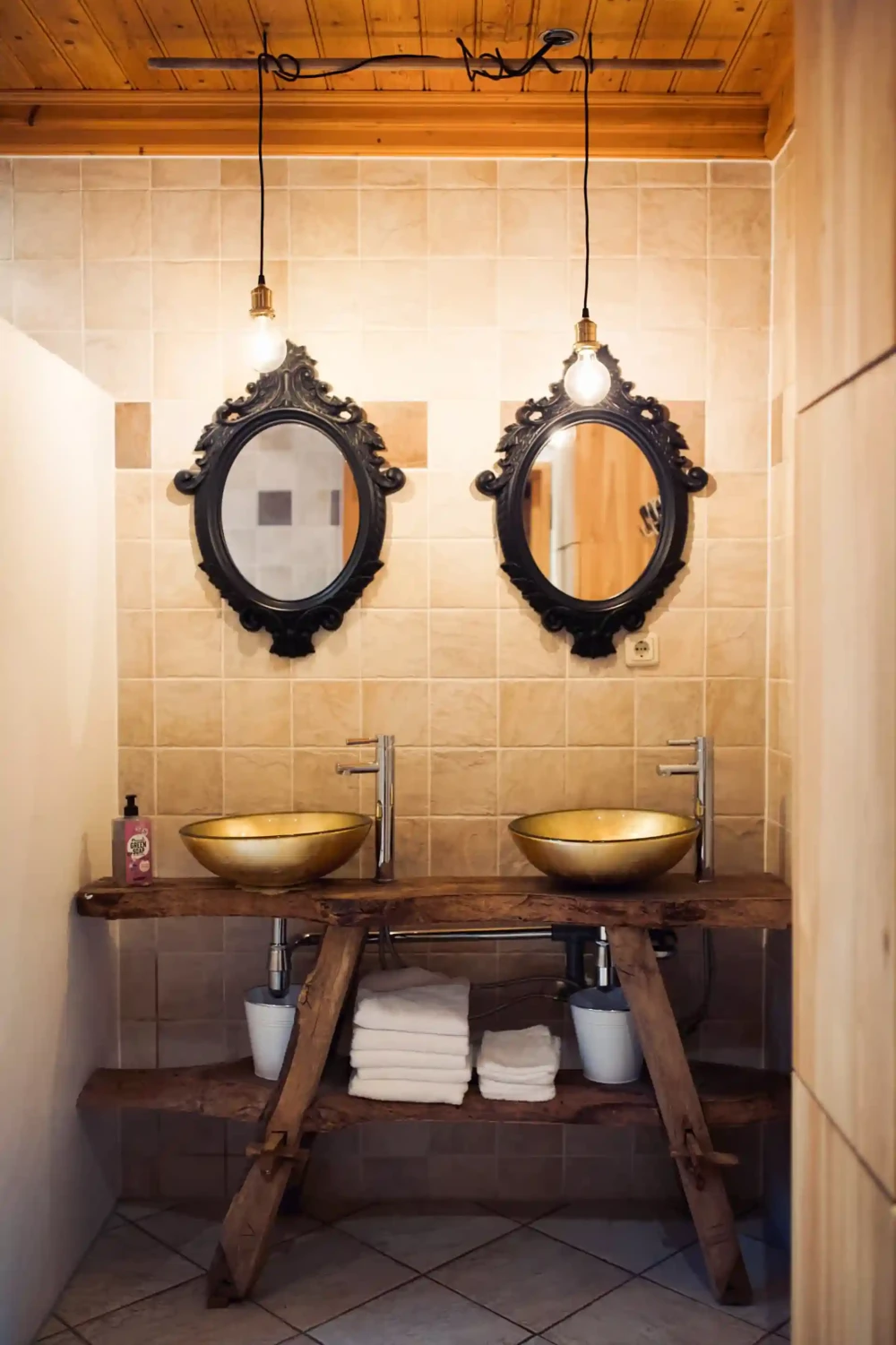 Badkamer van Bosschhuis – praktisch en fris, met alles wat u nodig heeft voor een comfortabel verblijf op ons rustige vakantiepark.