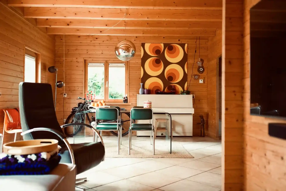 Woonkamer van Bosschhuis – sfeervolle en lichte zithoek met uitzicht op het bos, midden in de natuur van vakantiepark Achterhoek Bungalow.