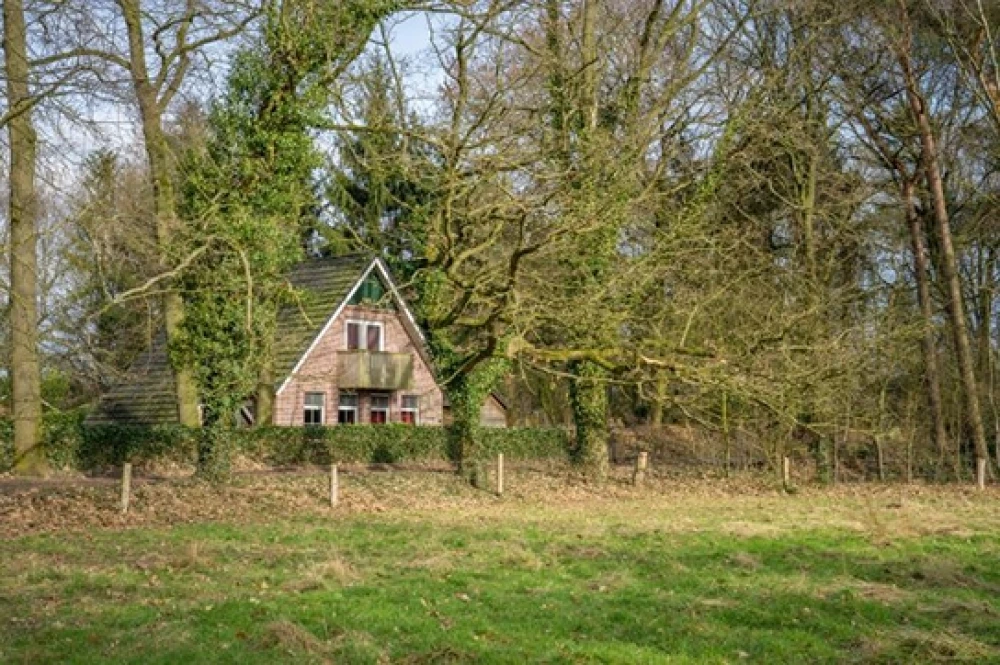 Stoverink – vrijstaand stoverink voor 6 personen, met mindervalide, omheinde tuin, prachtige ligging, privacy met omheinde tuin, midden in de bosrijke natuur.