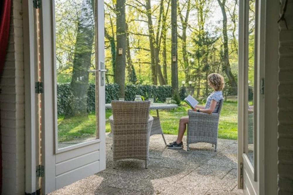 Stoverink – vrijstaand stoverink voor 6 personen, met mindervalide, omheinde tuin, prachtige ligging, privacy met omheinde tuin, midden in de bosrijke natuur.