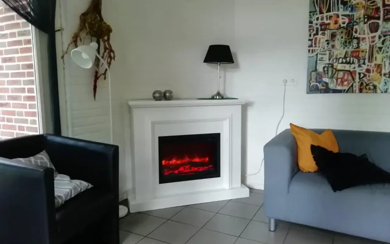 Woonkamer van Stoverink – sfeervolle zithoek met mindervalide, omheinde tuin, prachtige ligging, privacy, met uitzicht op het groen. Huisdieren welkom.