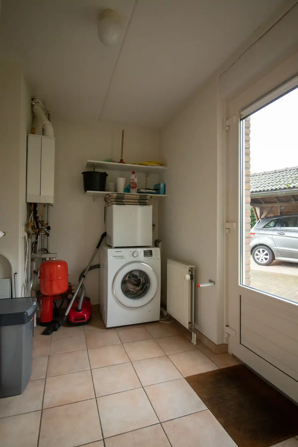 Wasmachine in bijkeuken Hulze – comfortabele inrichting voor 6 personen, ideaal voor een verblijf in de Achterhoek.