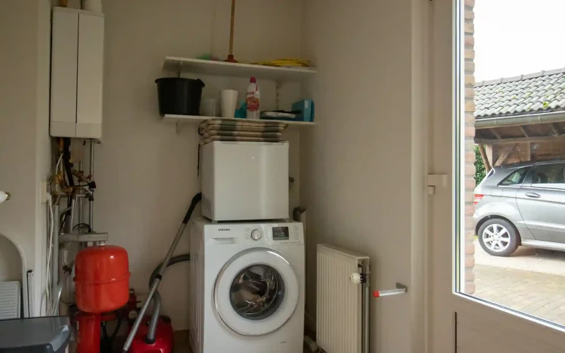 Wasmachine in bijkeuken Hulze – comfortabele inrichting voor 6 personen, ideaal voor een verblijf in de Achterhoek.