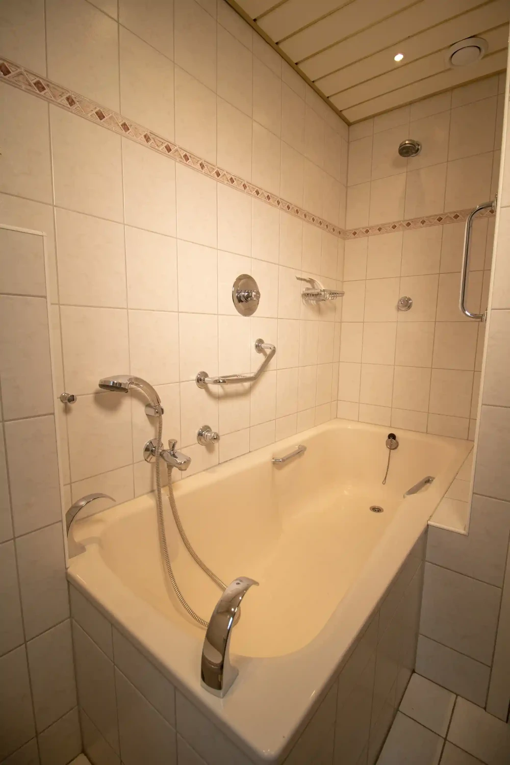 Badkamer in Hulze – comfortabele inrichting voor 6 personen, ideaal voor een verblijf in de Achterhoek.