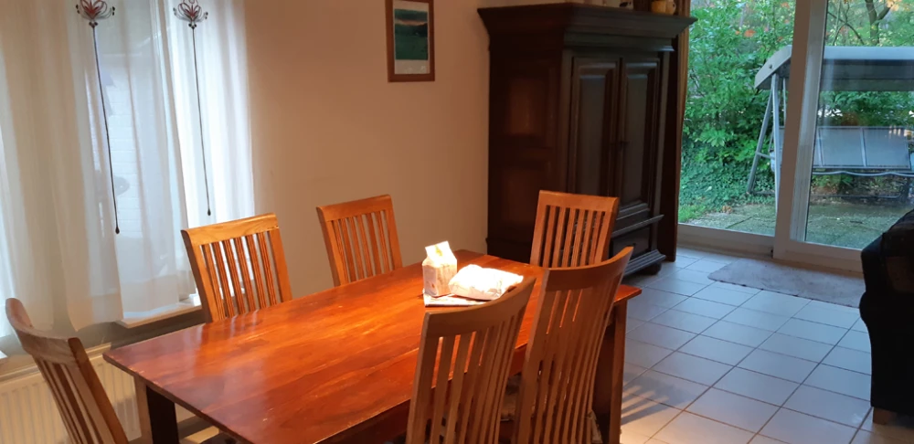 Woonkamer van Hulze – sfeervolle zithoek voorzien van alle comfort, met uitzicht op het groen.