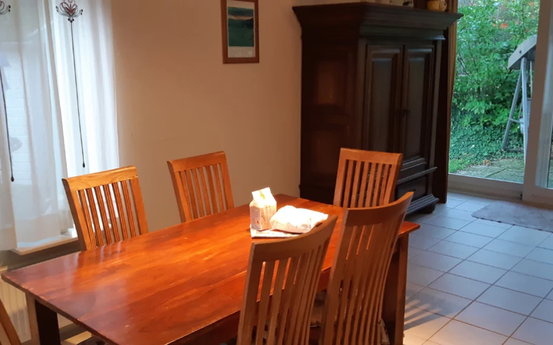 Woonkamer van Hulze – sfeervolle zithoek voorzien van alle comfort, met uitzicht op het groen.