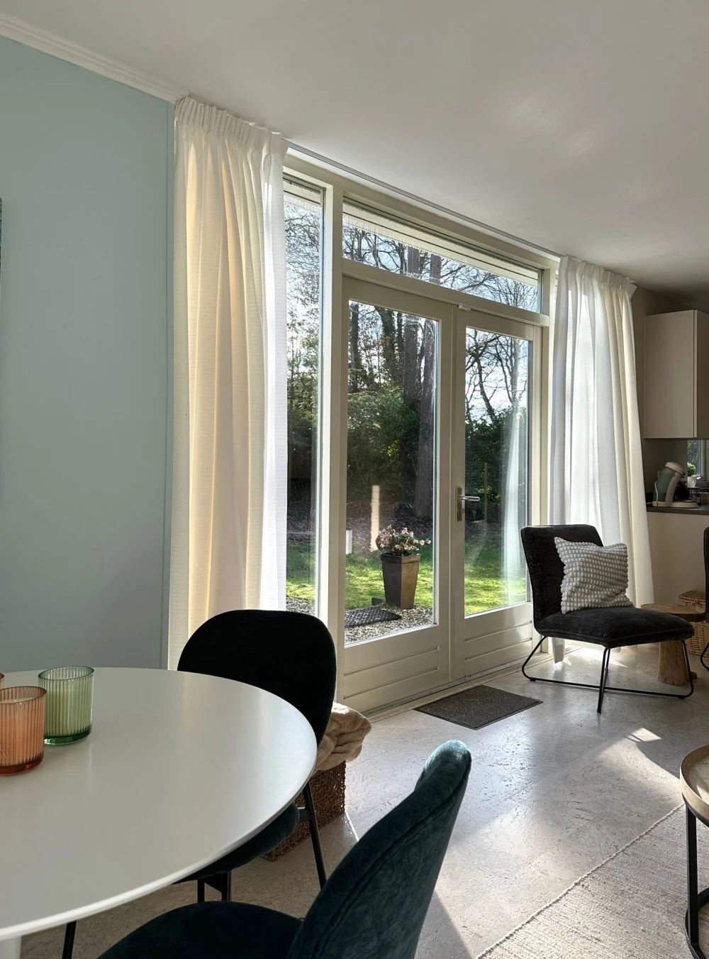 Woonkamer van Libelle – sfeervolle zithoek met huisdieren welkom!, omheinde tuin, prachtige ligging, privacy, sauna, tuinkamer, twee badkamers, met uitzicht op het groen. Huisdieren welkom.
