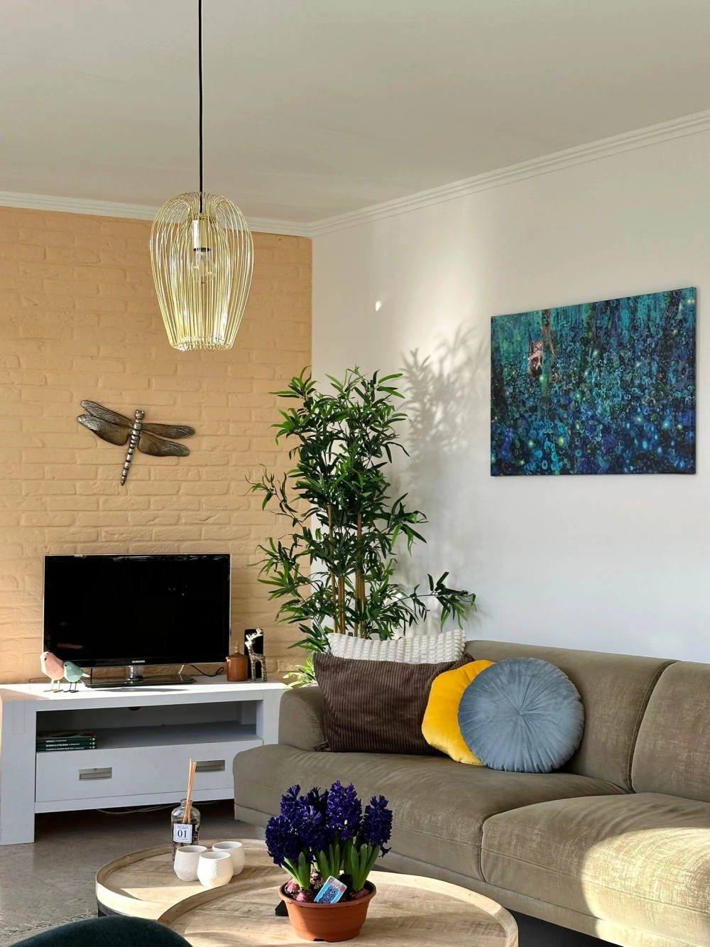 Woonkamer van Libelle – sfeervolle zithoek met huisdieren welkom!, omheinde tuin, prachtige ligging, privacy, sauna, tuinkamer, twee badkamers, met uitzicht op het groen. Huisdieren welkom.