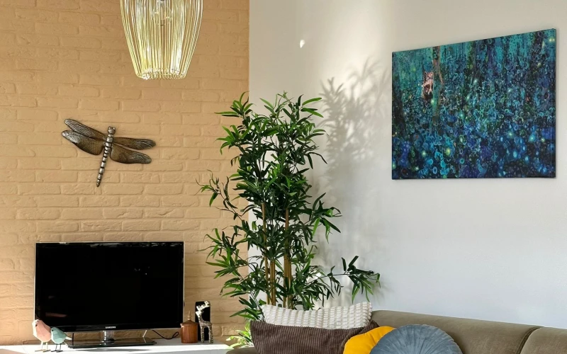 Woonkamer van Libelle – sfeervolle zithoek met huisdieren welkom!, omheinde tuin, prachtige ligging, privacy, sauna, tuinkamer, twee badkamers, met uitzicht op het groen. Huisdieren welkom.