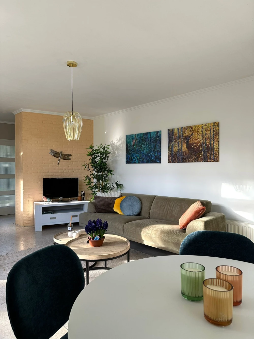 Woonkamer van Libelle – sfeervolle zithoek met huisdieren welkom!, omheinde tuin, prachtige ligging, privacy, sauna, tuinkamer, twee badkamers, met uitzicht op het groen. Huisdieren welkom.