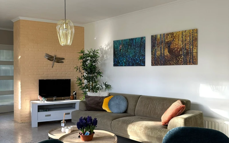 Woonkamer van Libelle – sfeervolle zithoek met huisdieren welkom!, omheinde tuin, prachtige ligging, privacy, sauna, tuinkamer, twee badkamers, met uitzicht op het groen. Huisdieren welkom.